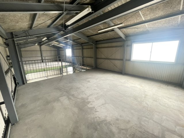 本野町956-1倉庫の内装