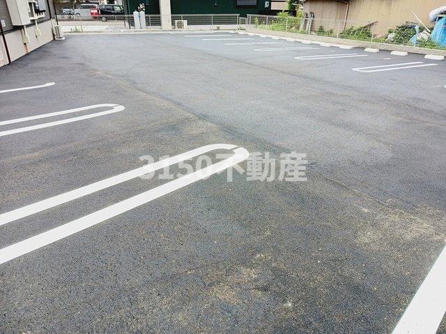 レヴァータの駐車場|車をお持ちの方に嬉しい駐車場付きの物件です