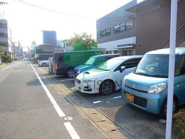 グランメゾン上牟田の駐車場