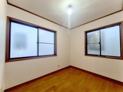【洋室】 | 大桝町、中古戸建て | 【現地写真】
洋室♪
全居室収納付き♪