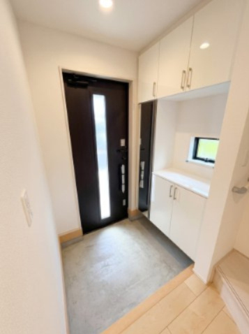 【玄関】 | 【仲介手数料２６０万円が無料！】■和泉多摩川駅３分■狛江１０分■性能評価６項目で最高評価■ＺＥＨ水準 | 諸費用２６０万円ＯＦＦ！
決算キャンペーン！
家計応援サービスの限界に挑戦中！
■和泉多摩川駅３分
■狛江駅１０分
■耐震性など６項目で最高評価
■ＺＥＨ水準
■省エネラベル
■内覧可