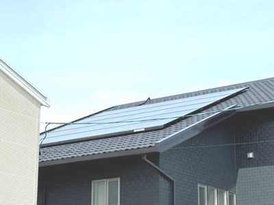 【発電・温水設備】 | 鈴鹿市道伯町 | 京セラ製の太陽光発電システム搭載