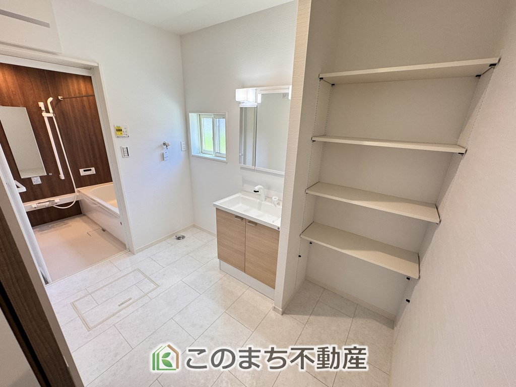 ワイウッドコート宇都宮市江曽島町第1期の洗面所|同社施工物件の写真です。※建具やフローリング、その他仕様が違う場合がございます。シャンプードレッサーで朝の身支度♪伸びるホースでお掃除も簡単清潔です！