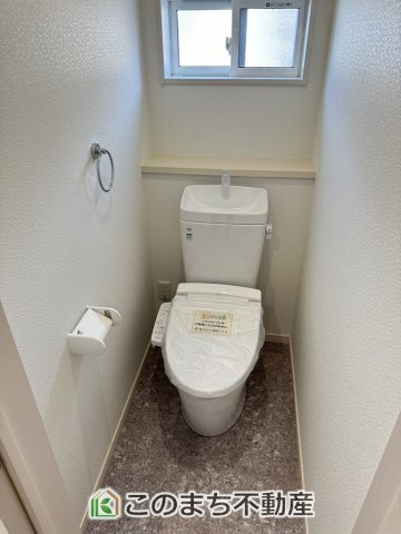 ワイウッドコート宇都宮市江曽島町第1期のトイレ|同社施工物件の写真です。※建具やフローリング、その他仕様が違う場合がございます。