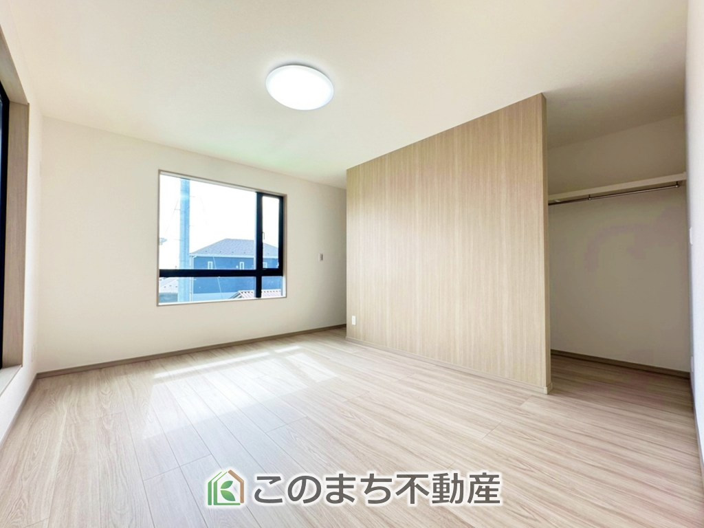 ワイウッドコート宇都宮市江曽島町第1期の洋室|採光も確保されたお部屋です。大きいベッドを置いても余裕のあるゆとり空間。
