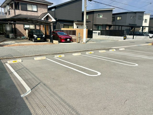 シャーメゾンフルールの駐車場