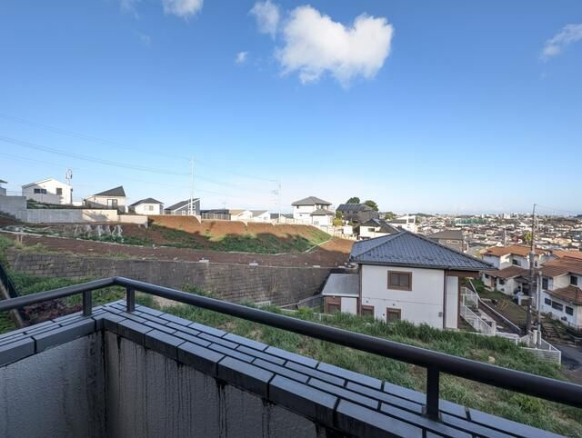 川崎市麻生区千代ケ丘８丁目の賃貸マンションのバルコニー