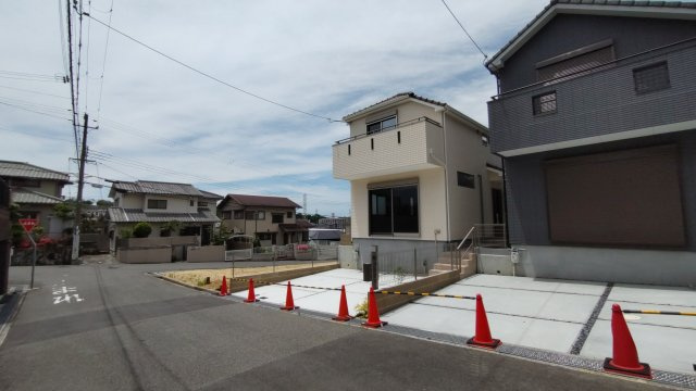 神戸市垂水区本多聞　新築戸建ての前面道路含む現地写真