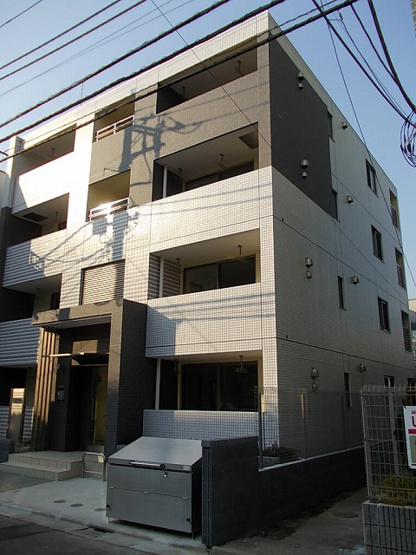 【外観】 | シルバレイ | 鉄筋コンクリート造のがっちりとした建物。