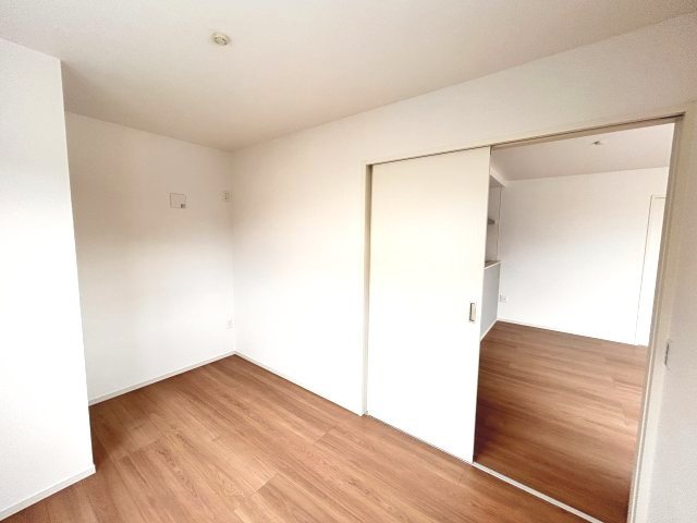 【LIGARE】宇都宮市泉が丘 第3期 全2棟の洋室|〇1号棟　1F洋室4.6帖〇
来客時には扉を閉めてプライベートな客間に早変わり！ライフステージの変化にも柔軟に対応できる、使い勝手抜群の間取です。
※2026年7月撮影