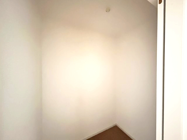 【LIGARE】宇都宮市泉が丘 第3期 全2棟の収納|〇1号棟・2Fシェアクローゼット〇
あると嬉しいシェアクローゼット！洋服はもちろん、スーツケースや季節家電など、かさばるアイテムも楽々収納可能☆
※2026年7月撮影