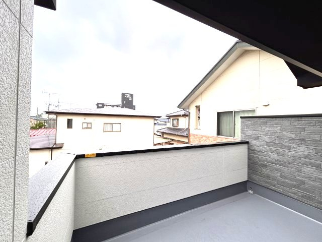 【LIGARE】宇都宮市泉が丘 第3期 全2棟のバルコニー|〇1号棟　インナーバルコニー〇
一部屋根がついた広めのバルコニー♪こちらは南と東の二面にバルコニーを配した開放的な間取りプラン♪
洗濯物も干しやすく、暮らしに頼れるスペースです☆
※2026年7月撮影