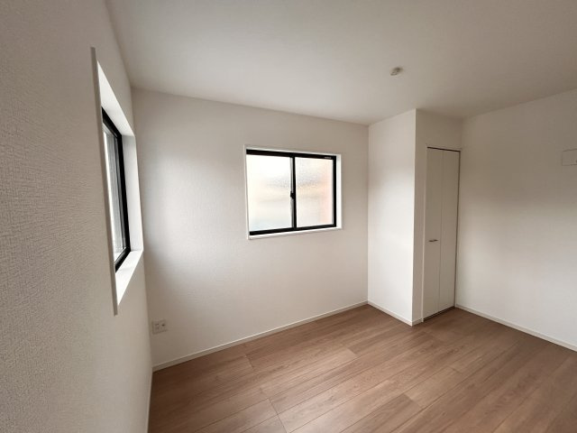 【LIGARE】宇都宮市泉が丘 第3期 全2棟の洋室|〇1号棟・1F4.6帖洋室〇
使いやすいクローゼット付きですので、洋服や小物をすっきり収納できてお部屋を広く使えます！
※2026年7月撮影