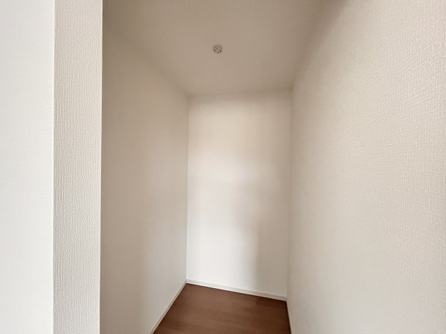 【LIGARE】宇都宮市泉が丘 第3期 全2棟の収納|〇1号棟・2階7.5帖洋室〇
洋服もバッグもまとめて収納できるウォークインクローゼット♪
見渡せるから選びやすく、毎日のコーディネートがもっと楽しくなります。
※2026年7月撮影