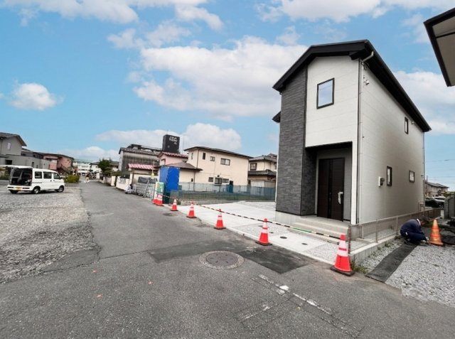【LIGARE】宇都宮市泉が丘 第3期 全2棟の前面道路含む現地写真|〇ラスト１邸〇
泉が丘小、泉が丘中学校まで徒歩９分♪スーパー、ドラックストアもすぐそこの立地。
交通量が少ないので、路上駐車に悩まされることも少なく、穏やかです☆
※2026年7月撮影