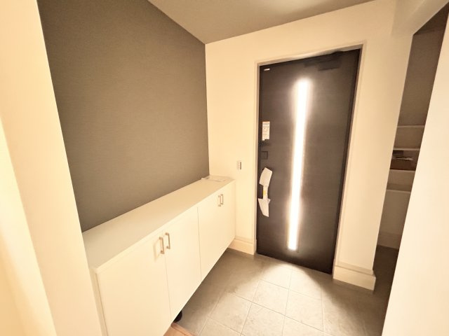 【LIGARE】宇都宮市泉が丘 第3期 全2棟の玄関|〇1号棟　玄関〇
玄関の視界が開け、開放的な印象を与えるロータイプのシューズボックス。
天板に花瓶や写真を置いて飾り棚として活用すれば、殺風景な玄関を温かく演出できます♪
※2026年7月撮影