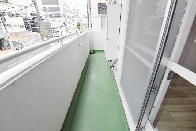【バルコニー】 | 浅草ロイヤルマンション | バルコニーの様子。ここからの眺めが、日々のストレスを発散してくれることでしょう。ちなみにバルコニーは専有部分ではなく「共用部分」の扱いです。～即日のご見学可能～　お問合せはお気軽にどうぞ。
