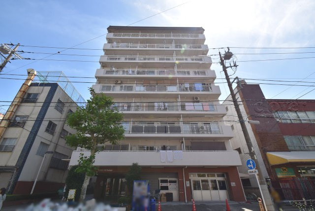 【外観】 | 浅草ロイヤルマンション | 手入れの行き届いた外壁やエントランスなど、「見ればわかる」レベルで清潔感を保ったマンションです。築年数を感じさせない姿で皆様をお出迎えします。～即日のご見学可能～　お問合せはお気軽にどうぞ。
