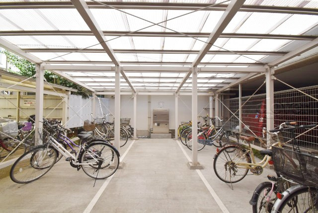 【駐輪場】 | 浅草ロイヤルマンション | 自転車置き場あり。空き区画の有無や駐輪料金、各戸の台数制限などについては、改めてお問い合わせください。～即日のご見学可能～　お問合せはお気軽にどうぞ。
