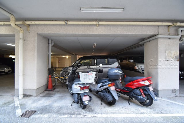 【駐車場】 | 浅草ロイヤルマンション | バイク置き場あり。空き区画の有無や駐輪料金、サイズおよび排気量規定などについては、改めてお問い合わせください。～即日のご見学可能～　お問合せはお気軽にどうぞ。
