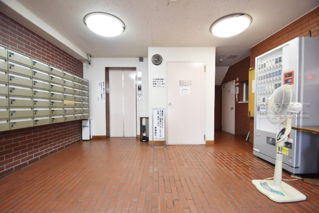 【ロビー】 | 浅草ロイヤルマンション | エントランスホール。入口の門をくぐった先にある、開放感と清潔感をあわせもつ空間です。お客様をお出迎えする際の、ロビーの役割も果たします。～即日のご見学可能～　お問合せはお気軽にどうぞ。

