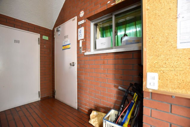 【受付】 | 浅草ロイヤルマンション | 管理人さんが勤務する管理室です。マンションに出入りする人たちを見守り、注意を払ってくれています。～即日のご見学可能～　お問合せはお気軽にどうぞ。
