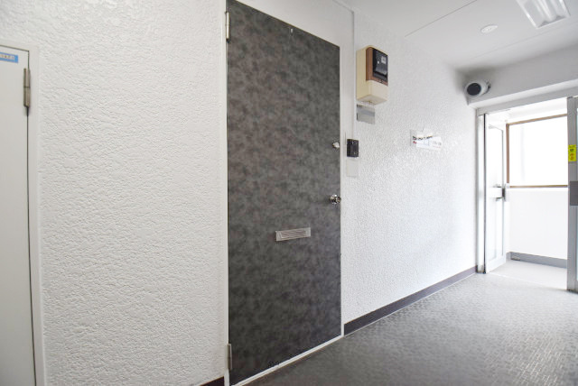 【その他共用部分】 | 浅草ロイヤルマンション | 皆様をお迎えする、お部屋の玄関ドア。開けやすさや開放角度、ドアノブの操作しやすさや鍵の形状などを、現地で一度ご確認ください。～即日のご見学可能～　お問合せはお気軽にどうぞ。
