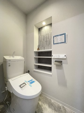 グランデュール鴨川Ⅱ番館のトイレ|お手入れしやすいアクアセラミック採用の節水型トイレ。洗練されたデザインが上質で落ち着きのある空間です。