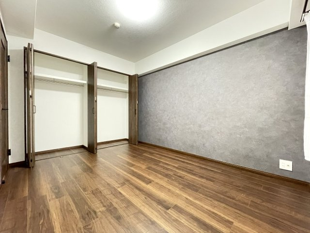 グランデュール鴨川Ⅱ番館の洋室|洋室6.1帖
収納力のあるクローゼット付きで室内をすっきり保てます。