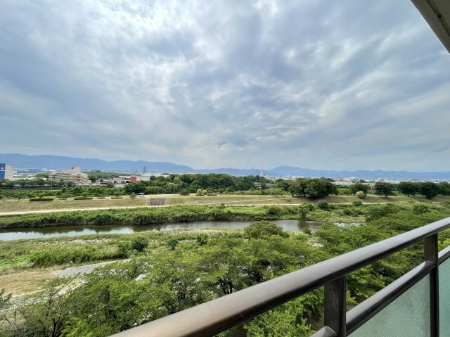 グランデュール鴨川Ⅱ番館の展望|京都市バス「上鳥羽塔ノ森」停歩6分、近鉄・地下鉄烏丸線「竹田」駅まで乗車16分。
開放的な眺望はもちろん、こだわりのフルリフォームと充実した設備で心地よくお過ごしいただけます。