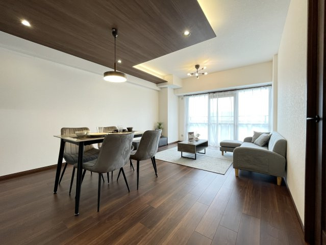 グランデュール鴨川Ⅱ番館の居間・リビング|LDK15.2帖
視界を遮る建物がなく、開放的な眺望と良好な陽当り・通風が魅力です。