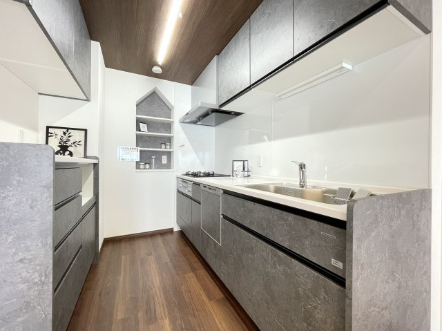 グランデュール鴨川Ⅱ番館のキッチン|収納力のあるカップボード付きキッチン。食器や調理家電をすっきり収納できます。