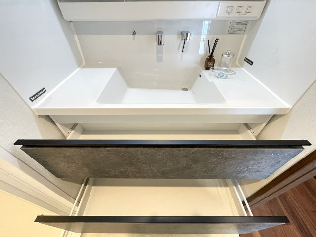 グランデュール鴨川Ⅱ番館の独立洗面台|奥の物も取り出しやすい引出しタイプの収納を採用した、使い勝手の良い洗面化粧台です。