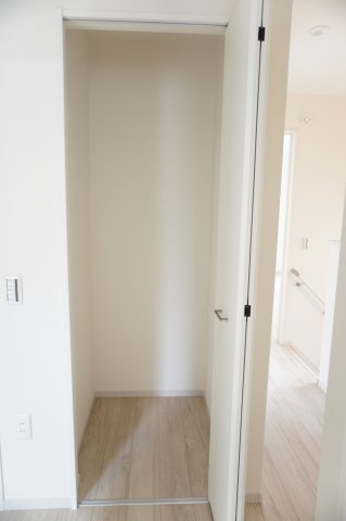 越谷市赤山町4丁目 新築分譲住宅の収納|2階 廊下