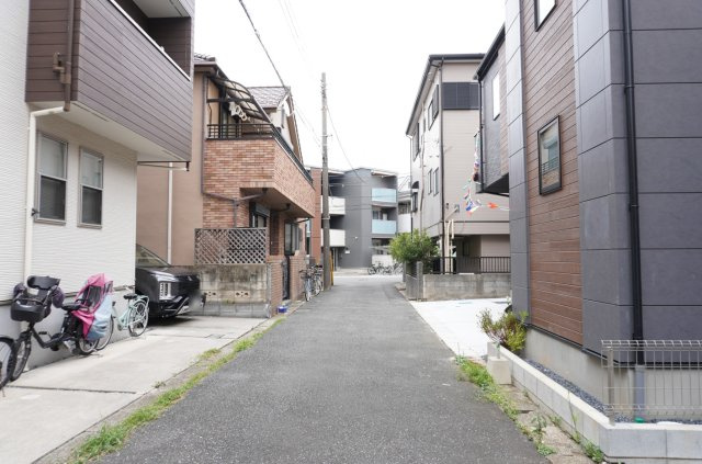 越谷市赤山町4丁目 新築分譲住宅の前面道路含む現地写真