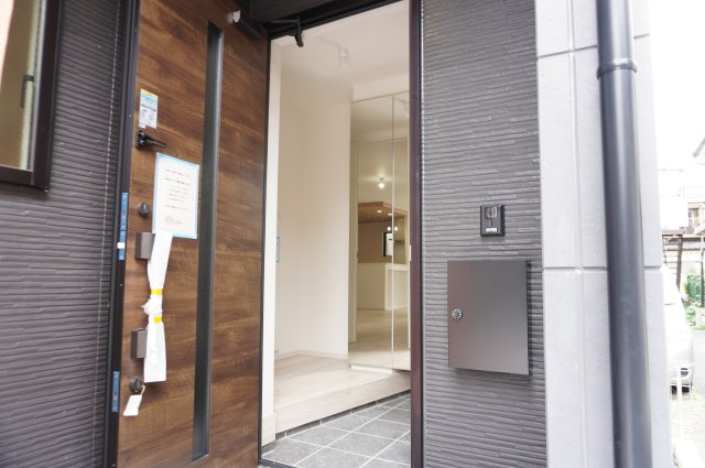 越谷市赤山町4丁目 新築分譲住宅の玄関
