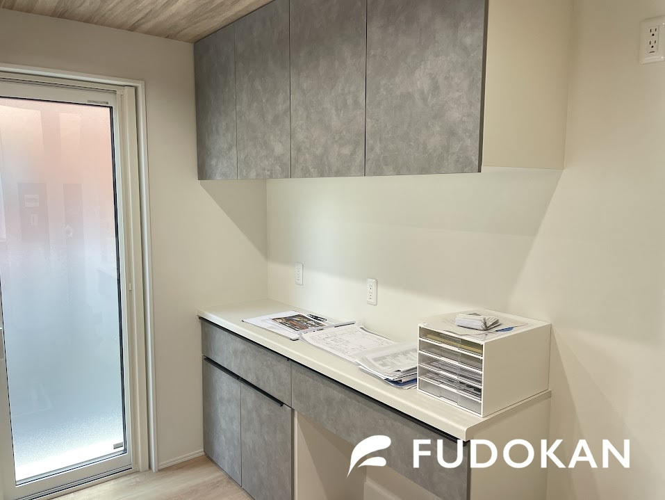 山形市泉町の新築一戸建のキッチン|キッチンの背面にはカップボードもあり一体感のあるキッチンスペースとなっております。収納力も魅力です。