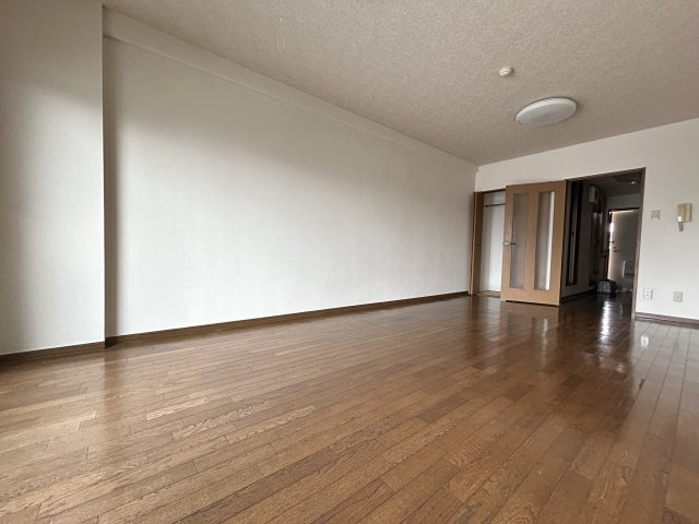 ダイアモンド新白河Ⅳの居間・リビング|こちらのリビングで趣味の時間をお楽しみください