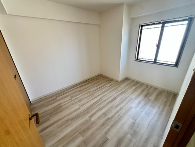 【洋室】 | クロス・床全室張替え済み。