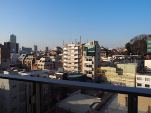 【展望】 | バルコニーから見渡す開放的な街並みと青空。周囲に遮るものがなく、心地よい風と陽の光を感じることができます。日々の忙しさを忘れさせてくれる、ほっと一息つける開放的なプライベートスペースです！