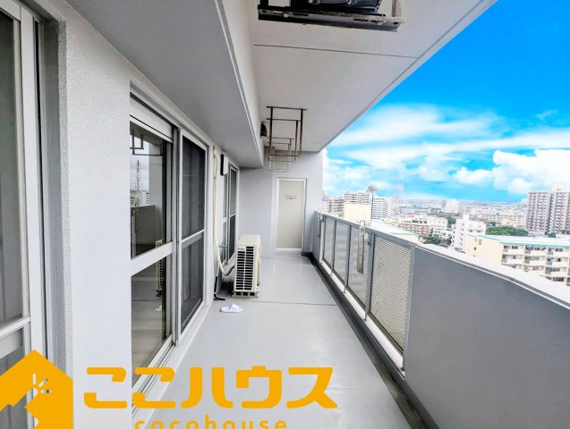 ライオンズステージ浦添弐番館のバルコニー|2部屋から出入りのできるワイドバルコニー
