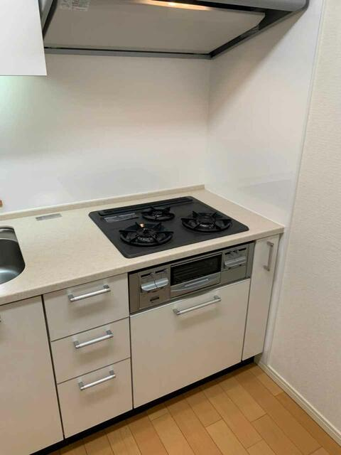 ライトコート四谷のキッチン|コンパクトなキッチンで掃除もラクラク