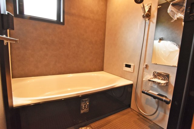 宝塚市仁川月見ヶ丘新築一戸建て│3LDK＋駐車1台可の浴室|ゆったりと足を伸ばして寛げる広さを確保し、窓付きで換気にも優れた浴室。一日の疲れを癒しながら、心身ともにリフレッシュできる快適な空間です。
