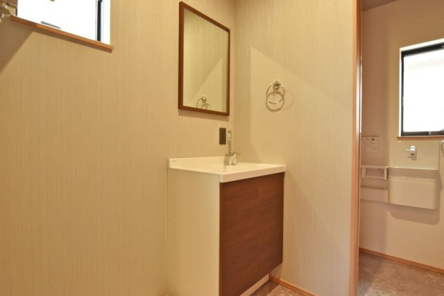 宝塚市仁川月見ヶ丘新築一戸建て│3LDK＋駐車1台可の独立洗面台|使いやすさに配慮された洗面スペースは、生活感を抑えたすっきりとした空間を保てます。動線も良く、毎日の身支度や家事を快適にサポートしてくれるのも魅力です。