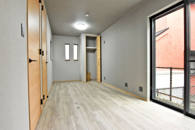宝塚市仁川月見ヶ丘新築一戸建て│3LDK＋駐車1台可の子供部屋|-洋室4.5帖-大きな窓から光が差し込む明るい4.5帖の洋室。収納付きで、すっきりとした空間を保てます。