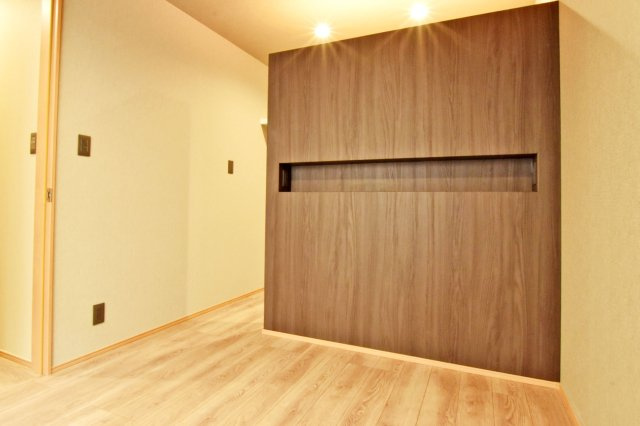 宝塚市仁川月見ヶ丘新築一戸建て│3LDK＋駐車1台可の収納|-洋室6.7帖-デザイン性のある壁が魅力のウォークインクローゼット。収納力も高く、衣類や荷物をすっきり整理できます。