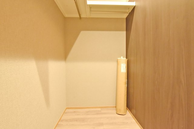 宝塚市仁川月見ヶ丘新築一戸建て│3LDK＋駐車1台可の収納|-洋室6.7帖-－豊富な収納力を誇るウォークインクローゼットを完備。衣類はもちろん、バッグや季節用品、スーツケースなどのかさばる荷物もまとめて収納できます。