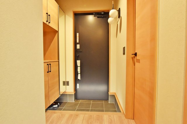 宝塚市仁川月見ヶ丘新築一戸建て│3LDK＋駐車1台可の玄関|靴をすっきり収納できる充実のシューズボックス。中央の飾りスペースには季節の花やインテリアを飾り、玄関を彩れます。