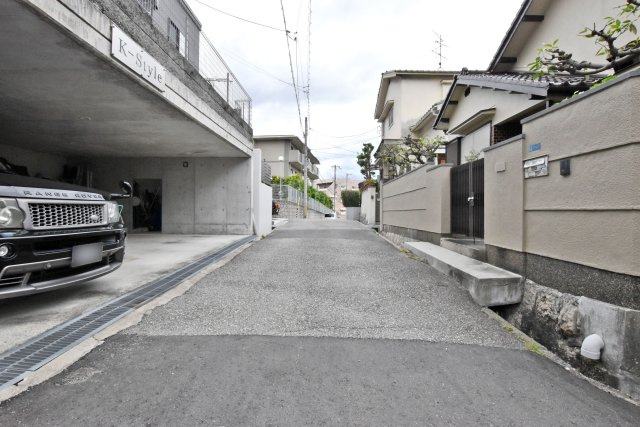 宝塚市仁川月見ヶ丘新築一戸建て│3LDK＋駐車1台可の前面道路含む現地写真|前面道路は4.0ｍ幅です。現地見学で、住まいのイメージやご希望をぜひお聞かせください。