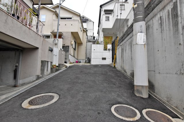 宝塚市仁川月見ヶ丘新築一戸建て│3LDK＋駐車1台可の前面道路含む現地写真|周辺にスーパー・コンビニがあり、生活施設が身近にそろった利便性の高い住環境です。
